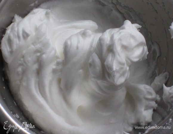 Взбить белки со щепоткой соли до устойчивых пиков.
