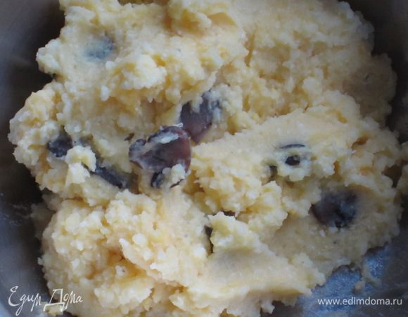 Соединить картофельное пюре, желтки, пармезан, грибы и хорошо перемешать. Движениями снизу вверх ввести взбитые белки и аккуратно перемешать до получения однородной массы.