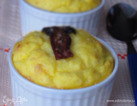 Формочки смазать сливочным маслом, выложить массу и запекать в разогретой до 180 °С духовке 30 минут. По желанию посыпать тёртым пармезаном.Приятного аппетита:)