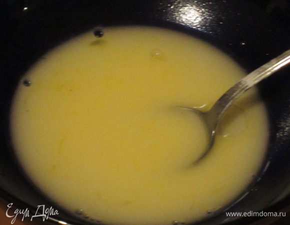 Бисквит: Сливочное масло растопить на водяной бане, остудить.