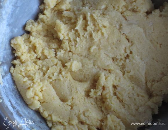 Желтки растереть с сахаром до бела, добавить муку, ванилин, сливочное масло и хорошо перемешать.