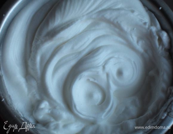 Взбить белки до устойчивых пиков ....