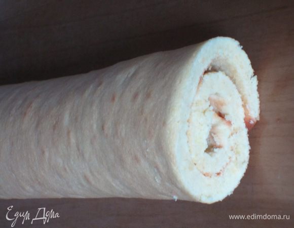 Перевернуть бисквит на влажное кухонное полотенце, аккуратно снять пергамент и скрутить в рулет. Положить в холодильник на 2 часа.