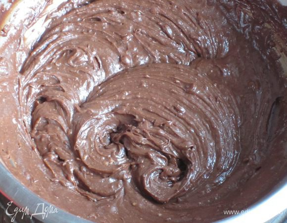 Крем: Соединить желток, сахар, ром, какао, сливочное масло комнатной температуры, каштановый крем и и взбить миксером на низкой скорости.