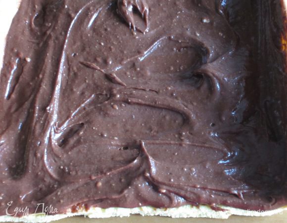 Аккуратно раскрутить рулет и смазать кремом, снова скрутить в рулет и положить на 1 час в морозильную камеру.