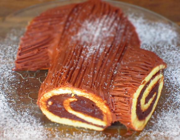 Покрыть глазурью "полено", вилкой сделать имитацию коры дерева. Слегка посыпать сахарной пудрой и поставить в холодильник на 3-4 часа. Приятного аппетита:)