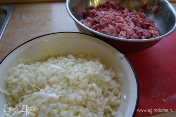 Режем лук. Берем сочное, жирное мясо свинины режем мелко.