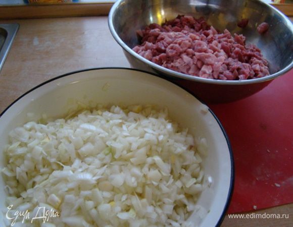 Режем лук. Берем сочное, жирное  мясо свинины режем мелко.