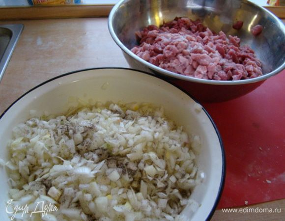 Добавляем соль, специи, перец.