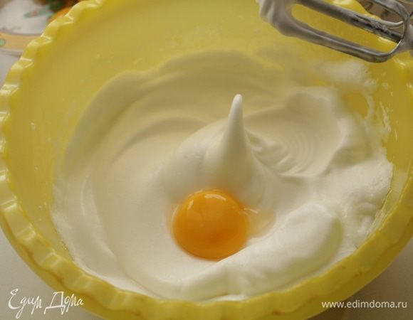 Яйца разделить на белки и желтки. Белки с сахаром взбить до устойчивых пиков. Затем по одному, на медленной скорости ввести  желтки.