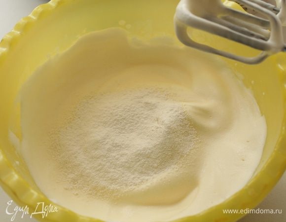 Просеять муку, аккуратно перемешать.