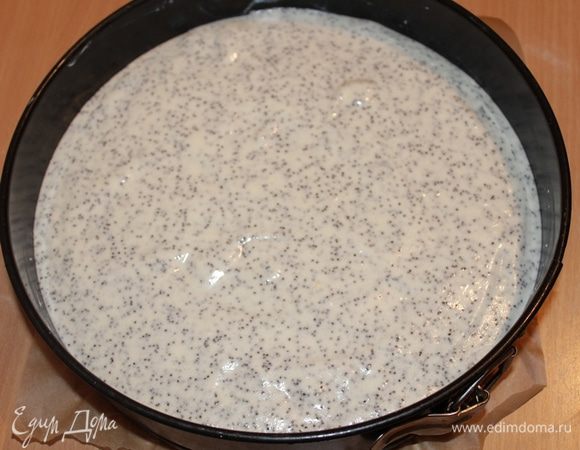 Форму выстелить бумагой для выпечки, выложить тесто.