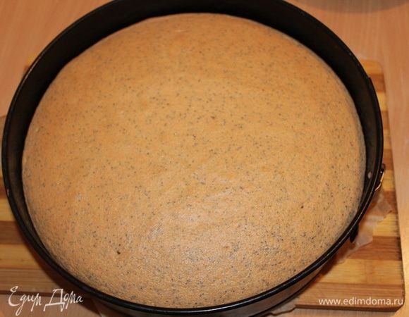 Выпекать при 180-200 до готовности (проверить спичкой). Остудить, разрезать на два коржа.