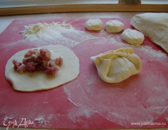 Замешиваем тугое тесто, если получилось не очень тугое, то в следующий раз в рецептуру не добавлять растительное масло, и тесто будет более податливое, лепешки более тонкими. Раскатываем тонкие лепешки, закладываем фарш, формируем манты.