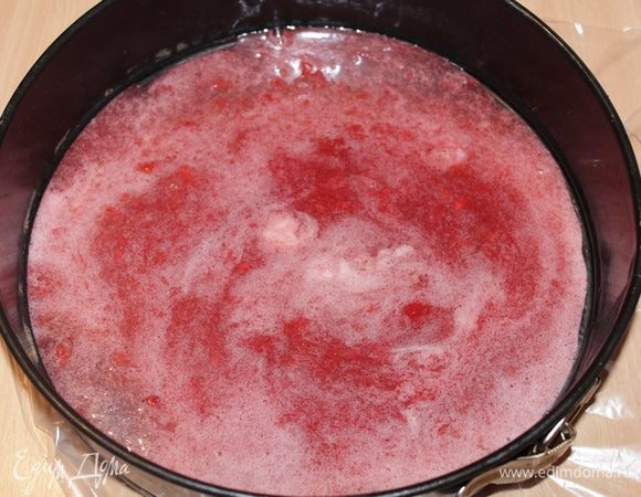 Для клубничного пюре: желатин залить холодной водой для набухания. Клубнику пюрировать, добавить сахар. Набухший желатин нагреть и ввести в клубнику. Две формы выстелить пищевой пленкой и разлить желе.