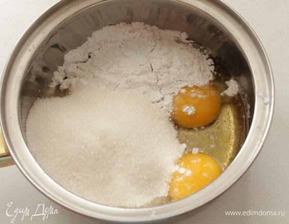 Для крема: желтки, сахар и крахмал хорошо перемешать до однородного состояния.