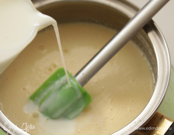 Добавить молоко. Хорошо перемешаем венчиком и ставим на огонь. 