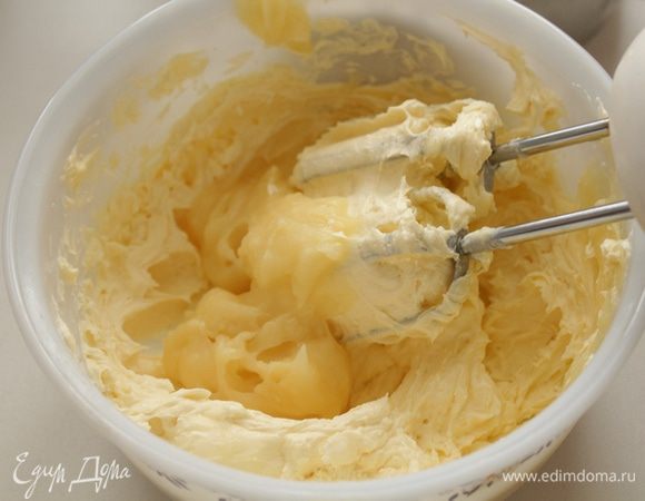 Сливочное масло взбить, добавить частями остывший крем.