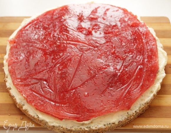 Сборка:

маковый корж - крем - желе - крем - белый корж - крем - желе - крем - маковый корж .
На маковый корж нанести крем, выложить желе.