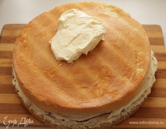 Снова крем, белый корж, крем и т.д.