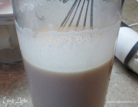 Крем я приготовила в сентябре, когда была свежая облепиха. Хранила в холодильнике в камере нулевой температуры. К сожалению, процесс приготовления крема я не сфотографировала. 
Итак, нужно смешать облепиху с сахаром и варить 7 минут на сильном огне, сахар за это время полностью растворится. Взбить массу блендером и протереть через сито.
Теперь тесто. Яйца взбить с сахаром в густую пену, убрать в холодильник.
Орехи прокалить на сухой сковороде. Остудить. Перемолоть в блендере, но не до состояния муки, орешки должны чувствоваться.
