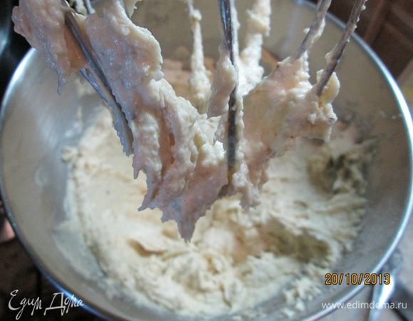 В другой чаше взбить размягченное сливочное масло.  Добавить мед, всыпать просеянную муку, влить сливки, добавить разрыхлитель. Перемешать. Всыпать половину орехов. Перемешать. Теперь нужно ввести взбитые яйца и еще раз перемешать.