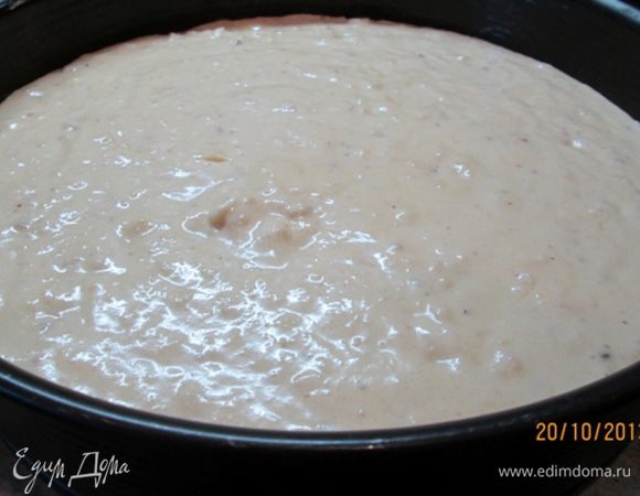 Форму для пирога смазать сливочным маслом. Я взяла форму диаметром 26 см. Вылить тесто в форму, выпекать при температуре 170 град. 1 час. 