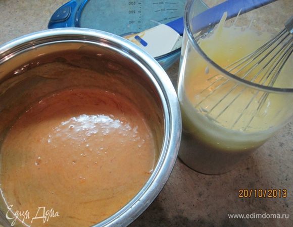 В облепиховое пюре влить сливки, коньяк (в оригинальном рецепте – куантро), добавить корицу и довести до кипения. Теперь делаем очень-очень маленький огонь и вводим взбитые добела желтки, помешиваем постоянно, чтобы желтки не свернулись! Варим крем до густоты 2 минуты. Охлаждаем. 
На готовый пирог выложить крем и посыпать его оставшимися орехами. И наслаждаться!
