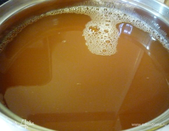 Сок яблочный...открываем бутыль или банку, пробуем, чтоб знать вкус. Бывает приторный, а иногда кислый "вырвиглаз". Вот сразу пробуем, чтоб потом не было сюрприза. Выливаем сок без осадка в кастрюльку. Осадок,т.е. мякоть, выпить (очень полезно, при переедании особенно). Сок разбавляем водой. Нет, не для количества, а для того, чтоб яблочный аромат не забивал остальные.