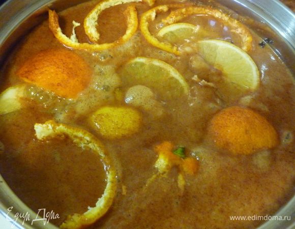 Кастрюльку на огонь. А теперь засыпаем туда и заплюхиваем сахар, корицу и имбирь, корки мандарина и порезанные дольками поллимона, гвоздичку и ванильный сахар. Теперь все это ароматье нагреть до кипения. При появлении первых "булек" снять с огня. Немного настоять и остудить. В общем-то можно пить, но можно и еще немного "колдануть".