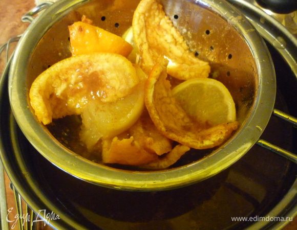 Остывший до 40 градусов напиток процедим через дуршлаг. Сито бессмысленно забивать корицей и имбирем.