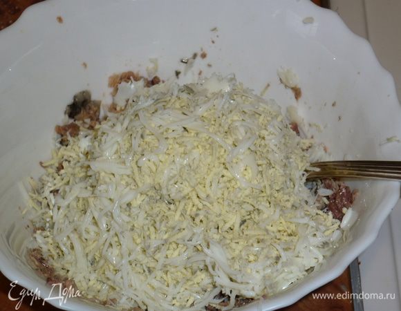 Яйца сварим,  почистим и через мелкую терочку отправим к рыбе.