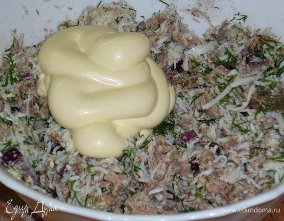 Все поперчить, замайонезить, перемешать. Я не солю, обычно консервы всегда с избытком соли. В принципе, получился отличный рыбный салатик.  Но мы не ищем легких путей.






