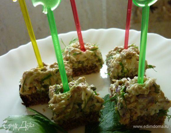 А потом острым ножиком нарезать канапе. Как приятно взять такую масюську и смачно отправить ее в рот.