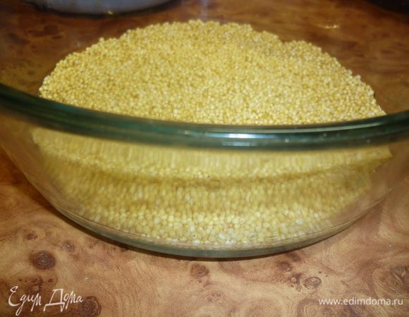 Каша готовится только в духовке. Я пробовала в кастрюле и мультиварке. Вкусно, но не тот эффект. Берем огнеупорную форму с крышкой. У меня кастрюля. Подойдет даже утятница. Пшено промываем, ровным слоем рассыпаем на дно формы.