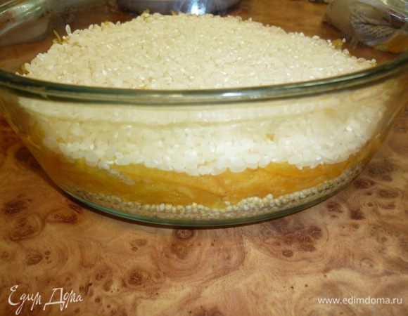 Рис промыть, высыпать сверху. И снова утрамбовать.