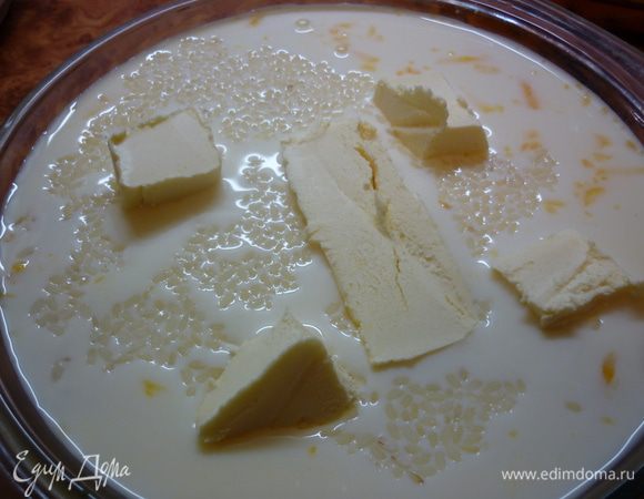 Все аккуратно залить молоком, посолить, посахарить, положить сверху масло. и отправить в духовку на 180 градусов на час-час двадцать. Все зависит от крупы. Присмотримся к ней и поймем, когда она готова.