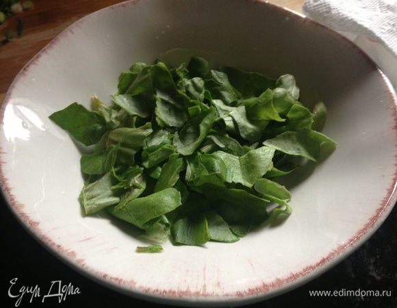 Помыть и высушить салатные листья (я использовала бостонский салат и у меня ушло 2 больших листа). Порвать их руками на блюдо.