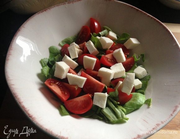 Порезать моцареллу и выложить на салат.