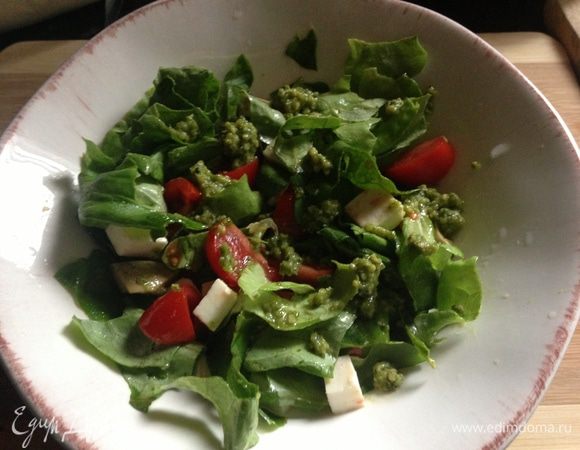 Добавить авокадо, полить растительным маслом и перемешать. Соль я в этот салат не добавляю, но если решите посолить-будьте аккуратны с количеством-пересолить его очень легко и вкус испортится.