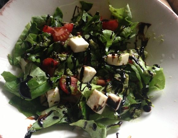 Сверху распределить песто и полить соусом бальзамико.

Приятного Аппетита!!