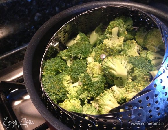 Поставить вариться макаронные изделия в подсоленной воде. Шалот мелко порезать. Пока варятся макароны, нам надо помыть брокколи,  разобрать её на мелкие соцветия и отварить на пару минут 5-6. 
