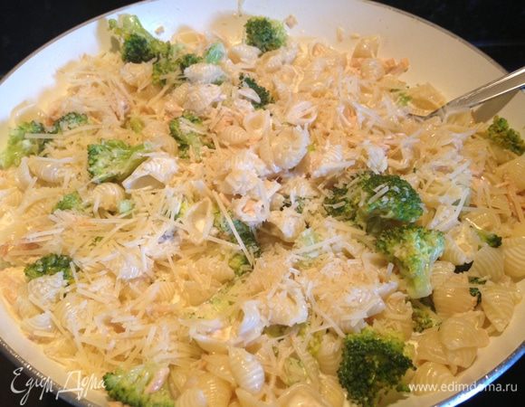 Затем выливаем сливки и тщательно перемешиваем. Посыпаем пармезаном и ещё раз перемешиваем. Пармезан, конечно, можно добавить уже в тарелке, но тогда блюдо не пропитается сыром как следует и вкус будет совсем не тот. 
Если вы используете любой другой сыр (не такой солёный), тогда скорректируйте количество соли, поскольку брокколи мы не солили.

Приятного всем аппетита!!