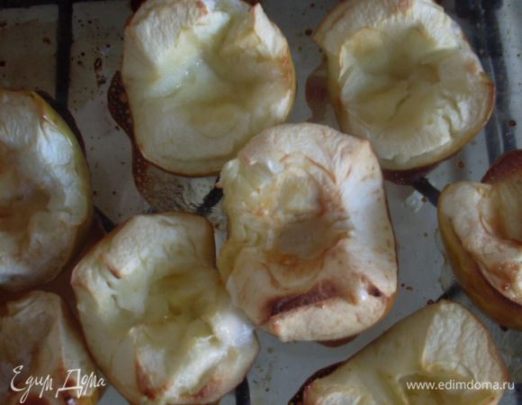 Яблоки помыть, разрезать вдоль пополам, вынуть ножом серединку. Сложить яблоки шкуркой вниз в форму и поставить в разогретую до 180-200 градусов духовку на 20-30 минут до полной готовности яблок. Вот такие золотистые они получатся.