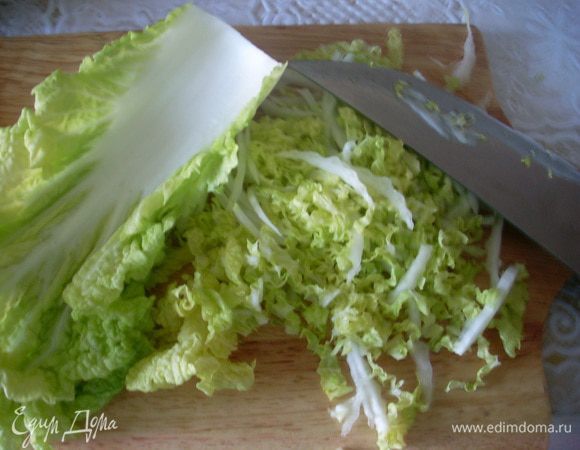 Тем временем тонко нарезать пекинскую капусту и помять ее немного.