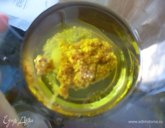 Приготовить заправку. Смешать 3 столовых ложки масла, ложку фруктового уксуса, капельку меда, немного морской соли и чайную ложку горчицы с зернышками.