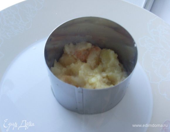 Яблоки готовы, можно выкладывать салат. Я использовала формочку для индивидуальной подачи, но можно сделать и большим блюдом. На тарелку установить кольцо. Нижним слоем выложить мякоть яблока - теплую мякоть доставать чайной ложной из шкурки. На одну порцию хватает 2 половинки яблока. Немного сбрызнуть маслом и присолить. 