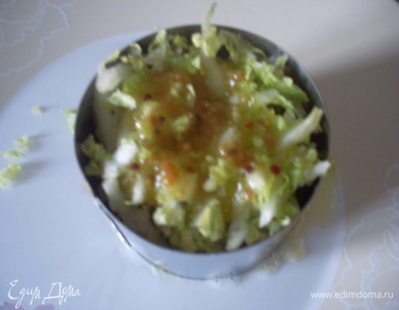 Сверху выложить слой карамельного лука (его прижать ложкой, т.к. к прессу он липнет). Насыпать пекинской капусты. Сверху полить заправкой, аккуратно снять кольцо и подавать.