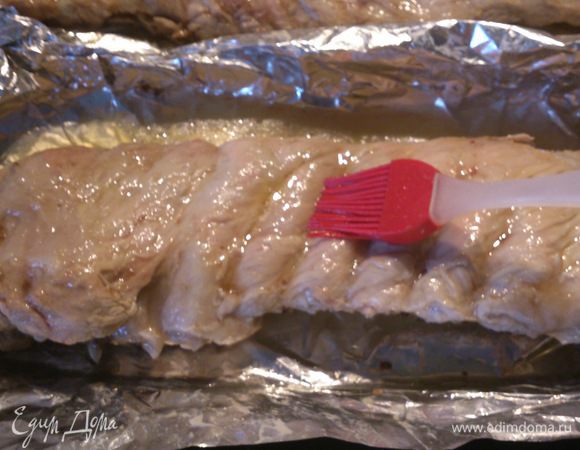 Вынуть ребра из духовки, развернуть фольгу и смазать ребра медом. Запекать открытыми при 220 С 30 минут. Или при 200 С с конвекцией.