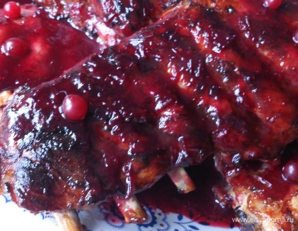 Залить горячие ребра горячим соусом.